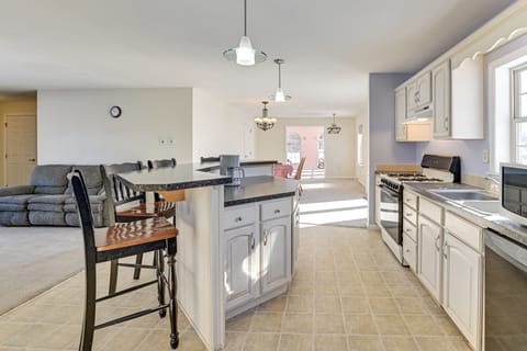 Breakfast Bar | Kitchen | 1st Floor