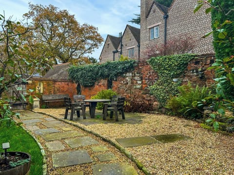 Sitting-out-area | Ye Olde Stone House, Sutton Coldfield