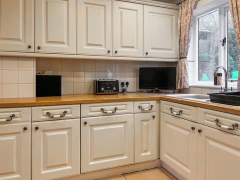 Kitchen | Forresters Cottage, Areley Kings, Near Stourport on Severn