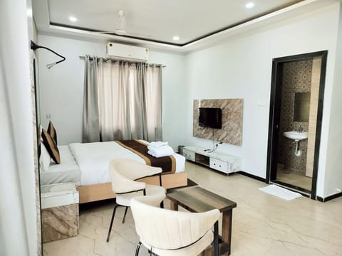 Premium Room | Desk, laptop workspace, WiFi (free)