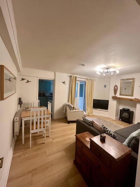 Apartment, 1 Bedroom, Smoking | Living room