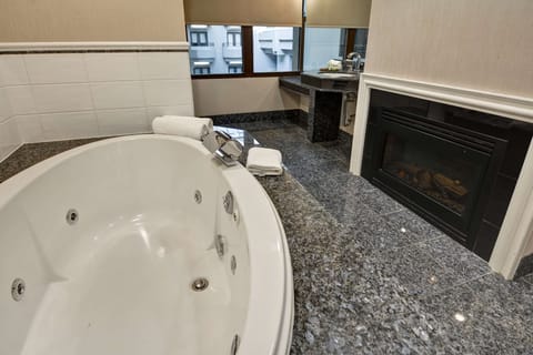 Room, 1 King Bed (Whirpool Bath) | Bathroom | Designer toiletries, hair dryer, bathrobes, towels