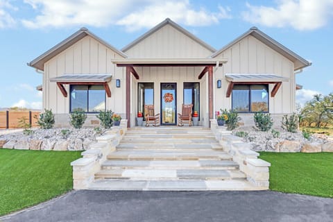 Welcome to Oma's Haus at Arch Ray on the River!