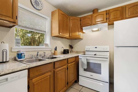 Designed with longer stays in mind, this kitchen includes a full refrigerator, stove, microwave, dishwasher, and essential cookware. Whether you’re cooking daily meals or preparing quick snacks, the layout is simple, efficient, and comfortable.