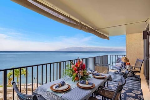 Lanai - Relax on the Large Oceanfront Lanai