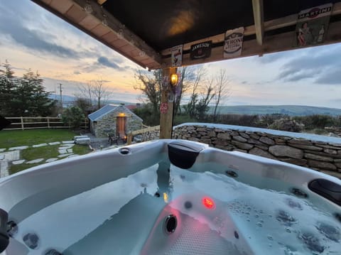 Cottage | Outdoor spa tub