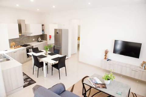 Apartment, Balcony, City View | Living area
