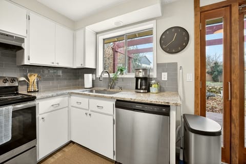 Comfort House, 3 Bedrooms, Pets Allowed | Private kitchen