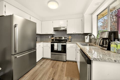 Comfort House, 3 Bedrooms, Pets Allowed | Private kitchen