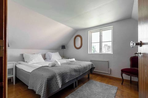 180 cm bed and warderobe for all of your belongings