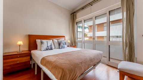 Bright master suite with double bed, mirrored wardrobe, AC, and private balcony access.
#MasterSuite #BalconyLiving #FaroStay #RelaxInStyle