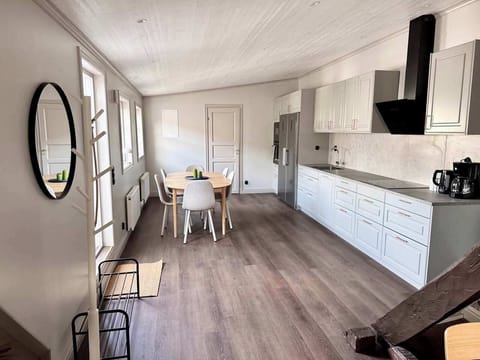 Overview of the kitchen and dining spot for up to 8 guests.