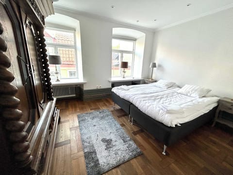 Bedroom 1: with 2 comfortable single beds (90 cm) that fits 1 guest each and can also be put together to a cozy 180 cm bed.
