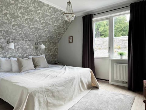 Bedroom 1: On the upper level you find this bedroom with two 90 cm beds that can either be separated to two single beds or put together into a cozy 180 cm bed. There is a private balcony adjacent to this bedroom.