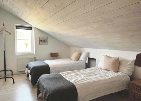 Bedroom 3: with two 90 cm beds and a clothing hanger. The beds can also be put together into a cozy 180 cm wide bed.