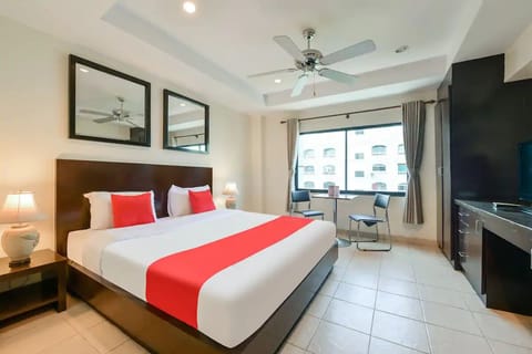 Standard Double Room | In-room safe, desk, laptop workspace, blackout drapes