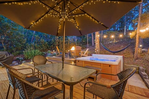 Enjoy the Hot Tub, Outdoor Dining, Firepit and Hammocks Under the Stars