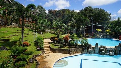 2 outdoor pools