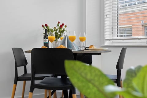 Apartment, 2 Bedrooms, Accessible, City View | Dining room