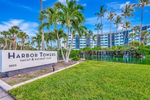 1BR Harbor Towers Condo – Pool, Marina, Gym (6226)