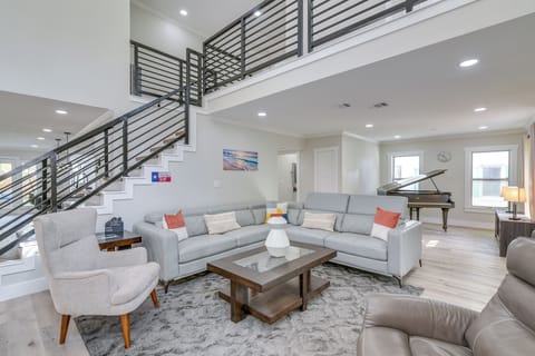 Houston Vacation Rental | 4BR | 3BA | 2,600 Sq Ft | 5 Steps to Enter