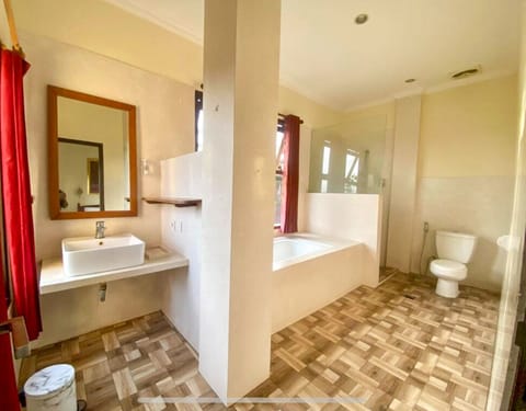 Deluxe Suite, Balcony, Garden View | Bathroom