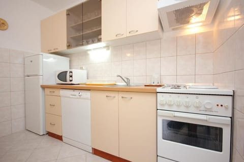 House | Private kitchen | Fridge, microwave, oven, stovetop