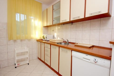 House | Private kitchen | Fridge, microwave, oven, stovetop