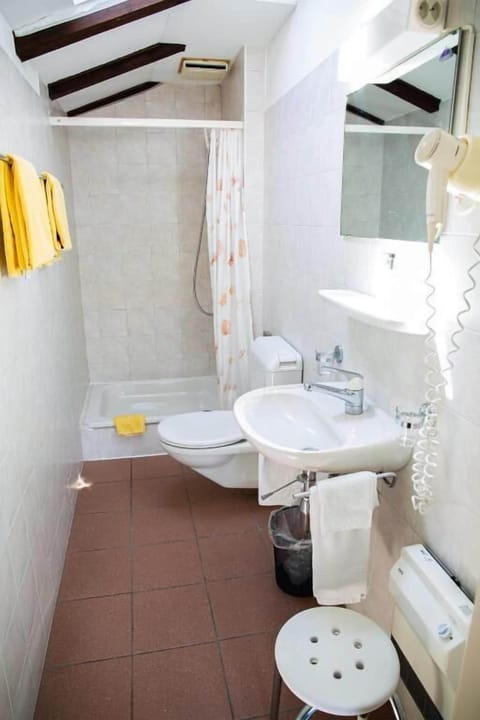 Deluxe Double Room, Courtyard View | Bathroom