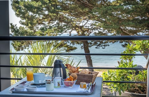 Daily buffet breakfast for a fee