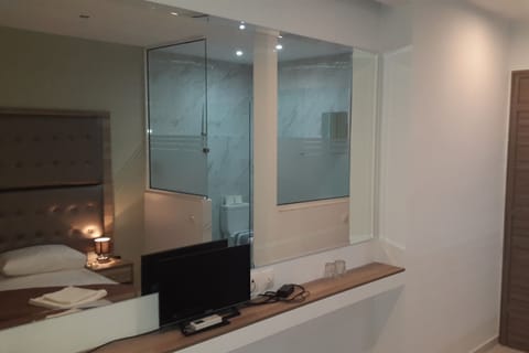 In-room safe, soundproofing, free WiFi, bed sheets