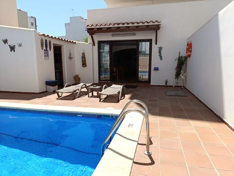 Outdoor pool, sun loungers