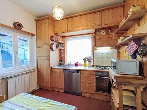 Wood, Furniture, Flooring, Interior Design, Floor, Ceiling, Apartment, Room, Wood Stain, Chair