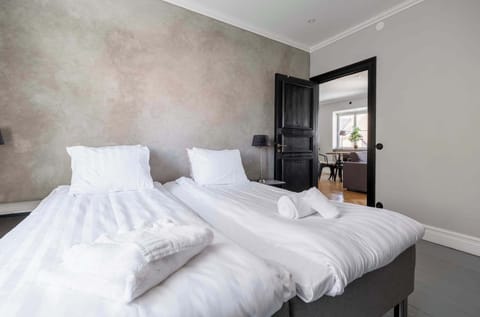 The cozy 180 cm bed can be split into two 90 cm beds.