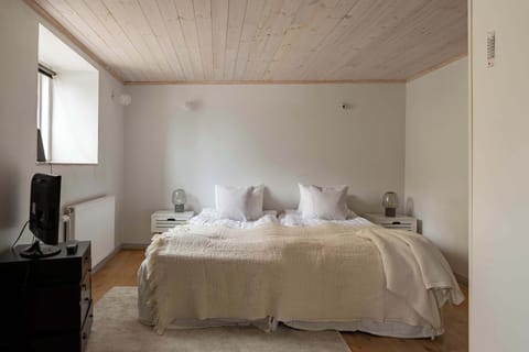 Overview of the bedroom. 