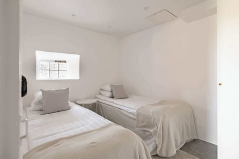 The cozy main room with a comfortable 90 cm beds that can be separated or combined to form a 180 cm wide bed. There is good storage space. There are also windows towards the garden.