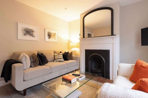 Welcome to this charming Georgian terraced house just a short stroll from Chichester’s city centre!