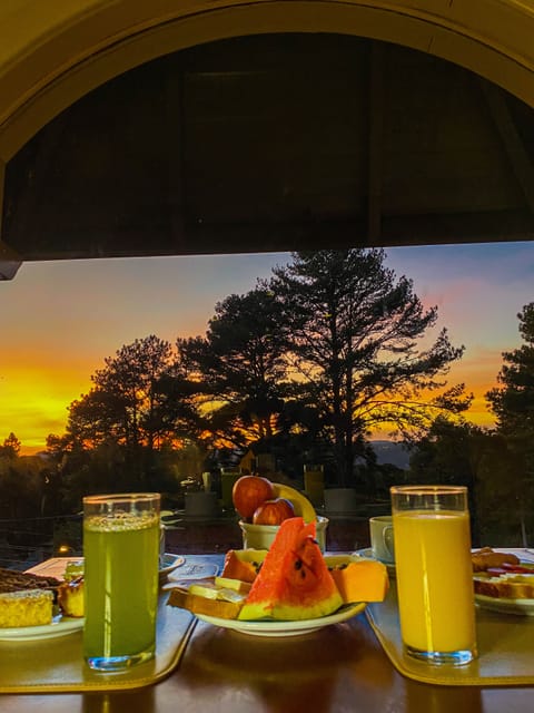 Breakfast and dinner served