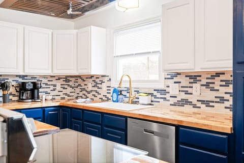 House, Multiple Beds, Hot Tub, Garden View (Nookside Grand Estate) | Private kitchen