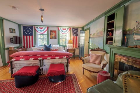 The Sabino is a charming room- a king bed and comfy pillows make for a peaceful room and restful sleep :-)