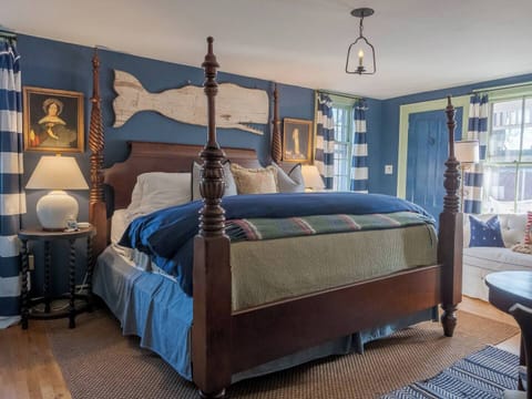 Welcome to a lovely, historic property and a delicious bed! A New Casper mattress and fresh pillows make a restful slumber!