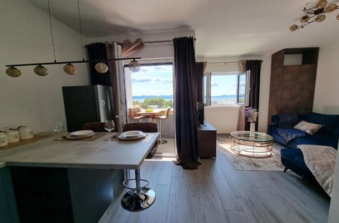 Studio (A1) | Dining