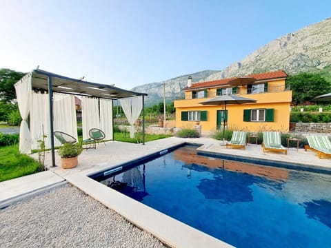 Outdoor pool, pool umbrellas, sun loungers