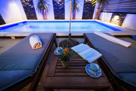 Outdoor pool, pool umbrellas, sun loungers