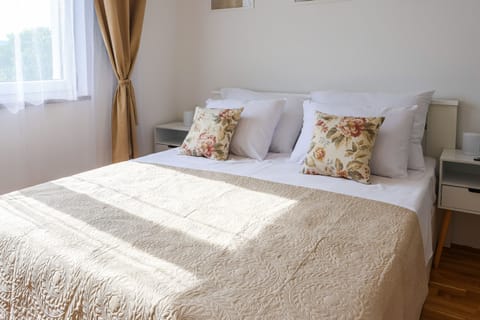 House | Iron/ironing board, WiFi (free)