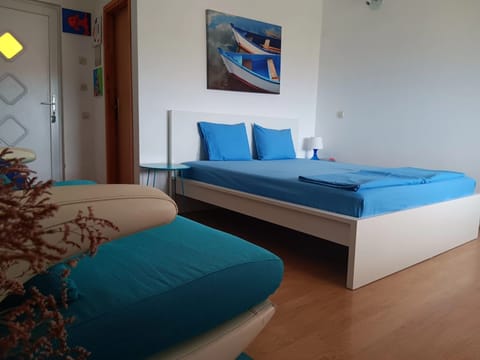 Room (S1)
