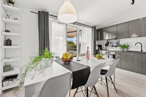House | Private kitchen | Oven, stovetop, dishwasher, espresso maker