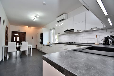 House | Private kitchen | Fridge, microwave, oven, stovetop