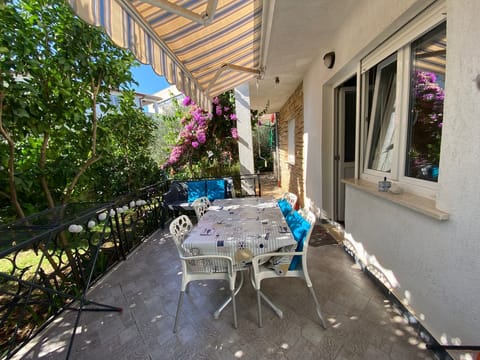 Room (S1) | Terrace/patio