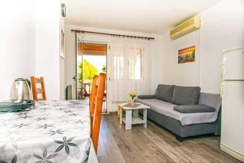 Apartment (A1) | Dining